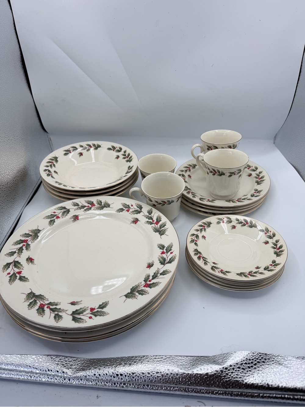 Gibson Holly Berry Holiday Set Dinner, Bowl, Salad, Cups, & Saucer (20 pieces)